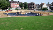 Bleichwiese Tag 37c: Die Teichfolie wird verlegt