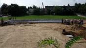 Bleichwiese Tag 39c: Der Teich wird befestigt